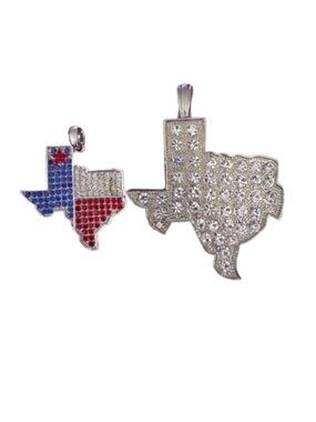 ๐ฃSet of 2๏ธโฃ State of Texas๐ Map Pendants Silvertone Fashion Crystals NWOT๐